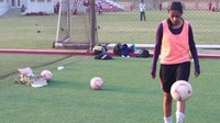 Di sana, Benjamin pun mampir ke LSM setempat dan menemukan muda-mudi setempat yang ternyata memiliki ketertarikan akan olahraga sepak bola. Hal itu tentu tidak ada ubahnya dengan negara-negara damai lain di dunia (BBC Travel)