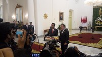 Di sebelah kujang itu ada kotak yang kemudian diambil Rasmussen. Kotak itu berisi piringan hitam grup musik metal favorit Jokowi, Metallica. Rasmussen lalu memberikannya ke Jokowi.