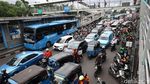 Dilarang Parkir, Ojek Online Tetap Ngetem