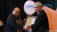 Pendiri Museum Rekor Indonesia (Muri) Jaya Suprana menyerahkan penghargaan kepada Plt Direktur Utama PT BNI Life Insurance (BNI Life) Geger Maulana di Jakarta.