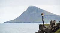 Selama di sini traveler pun tak hanya bisa menikmati air terjun, tapi juga bersantai di tepi pantai. Mau naik tebing-tebing sekitar untuk bersantai di ketinggian juga bisa (Visit Westfjords)
