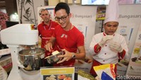 Mike Lewis akhir pekan lalu terlihat tengah membuat kue saat hadir di acara Celebrity Baking Demo di sela-sela SIAL InterFOOD 2017 yang digelar di booth Bungasari Flour Mills. Dalam kesempatan itu, Mike pun mencoba membuat kue Tiger Pandan Roll. Foto: Mike Lewis (dok.pri)