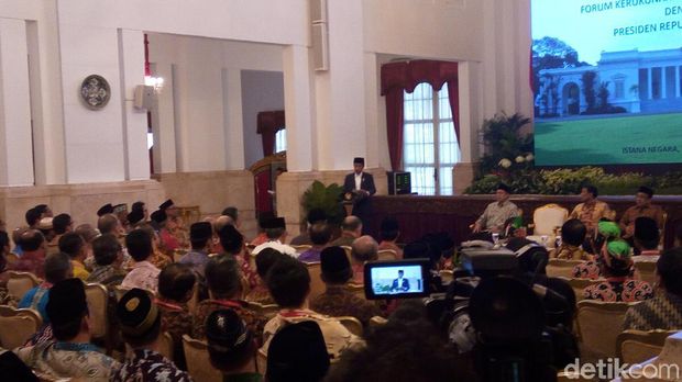Presiden Jokowi dan para tokoh lintas agama di Istana