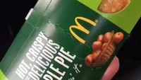 Kim Kardashian memang terkenal menyukai fast food. Ketika ia berada di Jepang ia memesan apple pie untuk ngemil dan diunggah dalam Snapchatnya. Foto: Istimewa