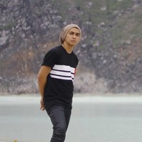 Indra Perdana Sinaga yang akrab di panggil Naga ini merupakan vokalis dari band benama Lyla. Dari namanya jelas terlihat dia bermarga Batak, Sinaga. Naga pun menikah dengan wanita Batak, Feby Rizky Andhika Siregar. Pernikahannya dengan Feby digelar dengan menggunakan adat Batak karena menyatukan dua suku yaitu Toba dan Mandailing. Foto: Instagram