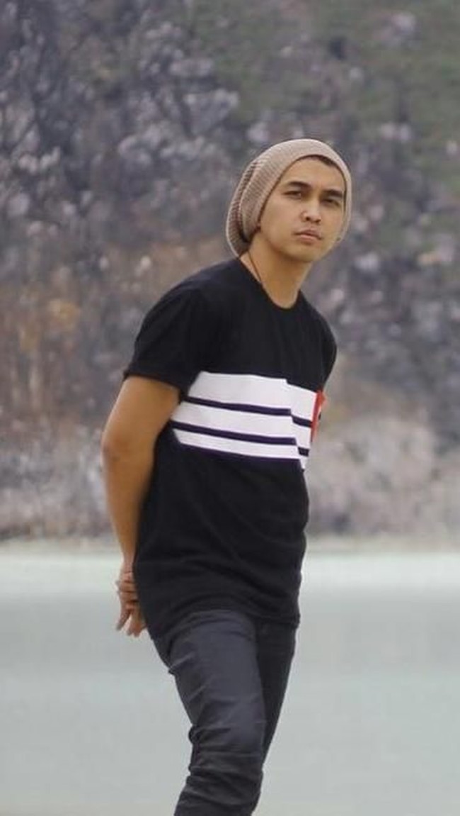 Indra Perdana Sinaga yang akrab di panggil Naga ini merupakan vokalis dari band benama Lyla. Dari namanya jelas terlihat dia bermarga Batak, Sinaga. Naga pun menikah dengan wanita Batak, Feby Rizky Andhika Siregar. Pernikahannya dengan Feby digelar dengan menggunakan adat Batak karena menyatukan dua suku yaitu Toba dan Mandailing. Foto: Instagram