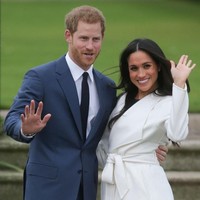 Sesaat kerajaan Inggris mengumumkan kabar pertunangan itu, di sore harinya Pangeran Harry dan Meghan Markle tampil bersama di hadapan publik. Ini menjadi penampilan pertama mereka di publik menjadi pasangan bertunangan. Wajah-wajah bahagia tampak dari raut Pangeran Harry dan Meghan Markle.  Foto: dok. Getty Images