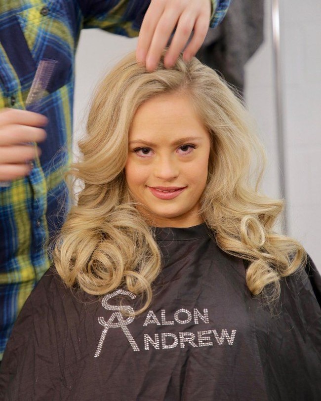 Mikayla Holmgren menjadi wanita Down Syndrome pertama yang ikut kontes kecantikan Miss Minnesota di Bunrsville, Minnesota. Wanita berusia 22 tahun ini juga memenangkan gelar istimewa sebagai Spirit of Miss USA. Keterbatasan tak membuatnya minder, tapi justru memotivasinya untuk terus maju. Ikut kontes kecantikan memang sudah menjadi mimpinya sejak dulu. Foto: Instagram