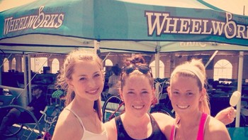 Eve Jobs yang berada paling kiri, saat ini berusia 19 tahun suka berkumpul dengan teman-teman sebayanya. Foto: Instagram