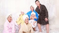 Ini keluarga besar Andhika Pratama dan Ussy Sulistiawaty yang diunggah di Instagram. Mereka sepertinya selesai mandi ya? Foto: dok Instagram Ussy Sulistiawaty