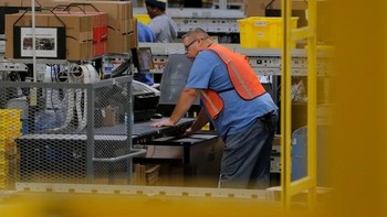 Tapi tetap saja tenaga kerja manusia masih sangat dibutuhkan. Foto: Reuters