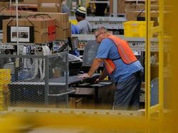 Pekerja Gudang Toko Online Ini Dibayar Ratusan Ribu Per Jam