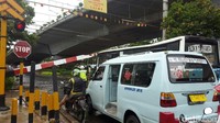  Angkot M16 jurusan Kampung Melayu-Pasar Minggu dan bus juga kerap ngetem di dekat perlintasan kereta sehingga membahayakan kendaraan lainnya dan juga bikin macet.