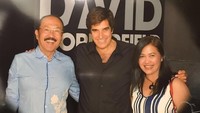 Tak cuma di Eropa, Fredrich juga jalan-jalan ke Amerika Serikat. Ini posenya saat menonton show David Coperfield di Las Vegas.