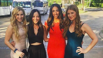 Demikian pula dengan Jennifer Gates yang di sini berada di paling kanan, saat ini berusia 21 tahun, suka mejeng dengan banyak teman sebayanya. Foto: Instagram