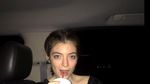 Ups! 7 Selebriti Cantik Ini Ternyata Doyan Makan Fast Food