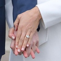 Meghan menunjukkan cincin pertunangannya ke publik. Cincin tersebut sangat istimewa karena datang dari perhiasan berlian Putri Diana dan didesain khusus oleh Pangeran Harry.