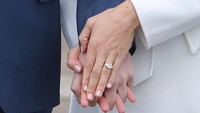  Meghan menunjukkan cincin pertunangan yang dirancang sendiri oleh Harry. Salah satu berliannya diambil dari perhiasan mendiang ibunda Harry, Putri Diana.  (Foto: dok, Getty Images)