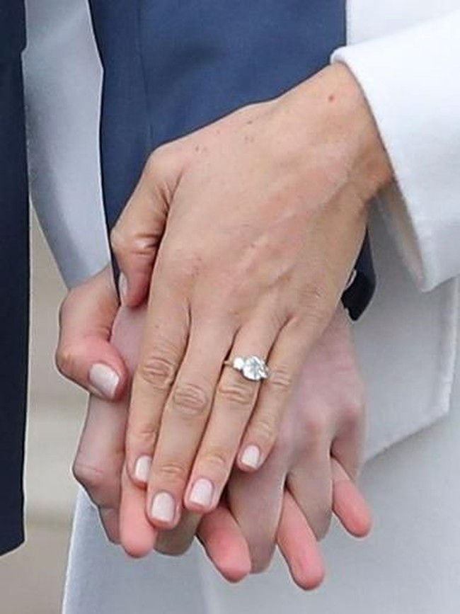Meghan menunjukkan cincin pertunangannya ke publik. Cincin tersebut sangat istimewa karena datang dari perhiasan berlian Putri Diana dan didesain khusus oleh Pangeran Harry.