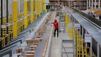 Harus selalu cekatan untuk menangani pesanan pelanggan agar tidak mengecewakan. Foto: Reuters