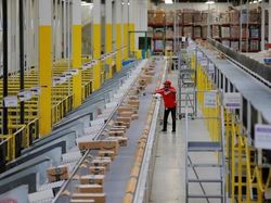 Pekerja Gudang Toko Online Ini Dibayar Ratusan Ribu Per Jam