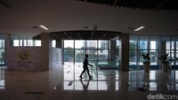Sejumlah pekerja masih terlihat, mereka tengah melakukan menyelesaian akhir pembangunan stasiun.
