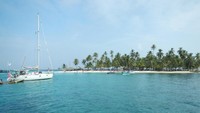 Cara terbaik untuk mencapai Pulau San Blas adalah dengan menggunakan kapal dari Kolombia. Alasannya, biaya pesawat menuju Panama tergolong cukup mahal. Begitu juga dengan kondisi jalan darat yang masih kurang baik (San Blas Islands)
