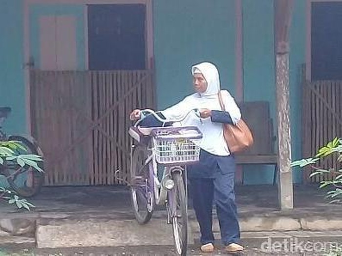 Kisah Kartini Jadi Guru 37 Tahun Bergaji Kecil di Ngawi
