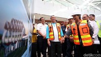 Tiba di Stasiun KA Bandara Soetta, Rini kemudian diberi penjelasan mengenai fasilitas bangunan yang ada di Stasiun baru tersebut. Rini diberi tahu mengenai progres pembangunan Stasiun KA Bandara Soetta itu saat ini sudah 97,75% dan tinggal menyelesaikan desain interior.