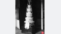 Pasangan Prince Albert dan Lady Elizabeth Bowes adalah orang tua dari Ratu Elizabeth II. Sebuah kue pernikahan bertingkat 4 didekorasi klasik namun tampak sangat mewah, mengingat kue ini dibuat pada April 1923. Foto: Istimewa