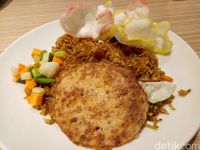 Nasi goreng enak dengan paduan telur kornet.