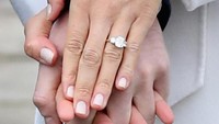 Cincin tunangan yang dikenakan Meghan Markle. Kapan mereka bakal melangsungkan pernikahan ya? Foto: Chris Jackson/Getty Images