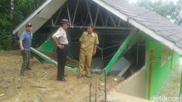 Gedung Sekolah di Lebak Banten Hancur Akibat Longsor
