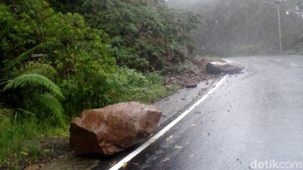 Bebatuan berjatuhan dari tebing/