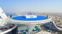 Inilah ring tinju tertinggi sedunia. Lokasinya di atas helipad Burj Al Arab, setinggi 321 meter! (Dubai Tourism)