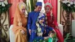 Pose-pose Happy Pria Beristri 3 di Pelaminan