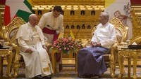 Paus Fransiskus dan Presiden Myanmar Htin Kyaw. Kunjungan Paus Fransiskus ini dilakukan di waktu yang sensitif sampai-sampai para penasihat kepausan telah mengingatkan Fransiskus untuk tidak menggunakan kata Rohingya dalam pidatonya. (Foto: Reuters/Pool)