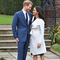 Jika biasanya keduanya tampak menjaga jarak di hadapan publik, kini setelah kabar pertunangan itu pangeran Harry dan Meghan Markle tak segan saling berangkulan mesra.  Foto: dok. Getty Images