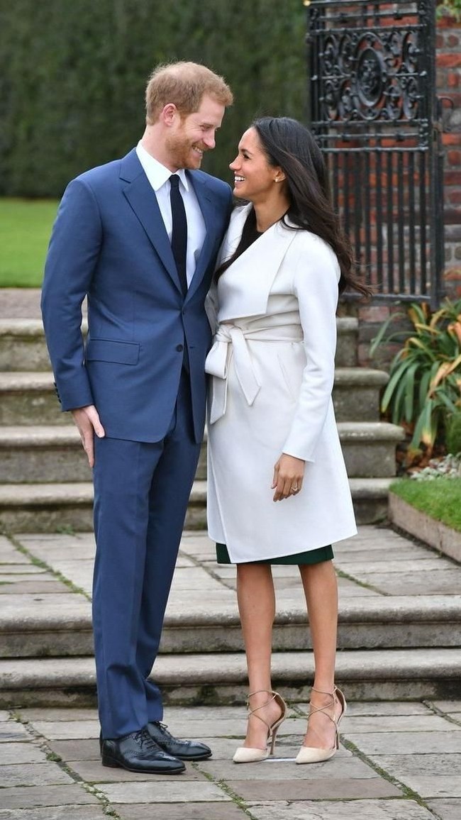 Saat foto pertunangan dengan Pangeran Harry, Meghan telah melanggar peraturan. Dia tidak menggunakan stocking. Memadukan busana dengan stocking sudah menjadi aturan untuk anggota keluarga Kerajaan Inggris. Saat tampil di publik, Ratu Elizabeth II sendiri selalu memakai stocking tersebut selama memerintah Kerajaan Inggris. Kate Middleton juga dikenal selalu memakai stocking saat tampil di publik.  Foto: dok. Getty Images
