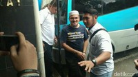 Setelah itu, Jonru langsung dibawa menuju Kejari Jakarta Timur. Dia masuk ke mobil dan didampingi polisi.(Vino-detikcom)