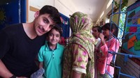 Benjamin pun singgah ke sekolah setempat yang bernama Kiran, di mana ia bertemu banyak anak-anak yang punya harapan untuk membangun Pakistan jadi lebih baik (BBC Travel)