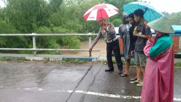 Hujan juga membuat jembatann di Desa Sumoroto retak