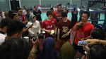 Kalahkan Menpora, Berujung Makan Nasi Kotak Bersama