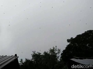 Letusan Gunung Agung Lontarkan Batu, Ini Penampakannya