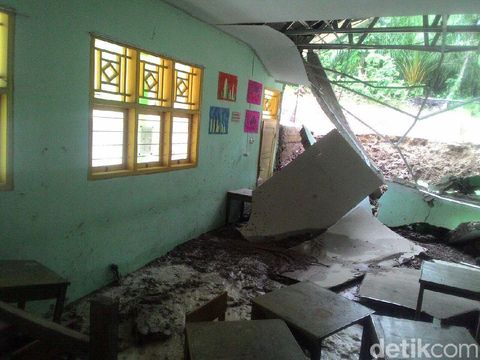 Gedung Sekolah di Lebak Banten Hancur Akibat Longsor