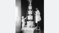 Kue pasangan Prince George dan Princess Marina of Greece yang menikah pada 1934 ini tak kalah megahnya. Desain klasik romantis terlihat jelas menjadi tema dekorasi kue yang dihias dengan untaian bunga. Foto: Istimewa