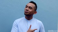 Ia meminta pemberitaan jangan simpang siur lagi usai ini. Rina sempat dituding pindah agama, padahal Rina sendiri sebelumnya menegaskan ia masih memeluk Islam. Foto: Fakhrul Razi (NOEL)