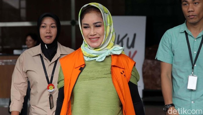 Siti Masitha Soeparno alias Bunda Sitha kembali diperiksa KPK. Ia diperiksa sebagai tersangka kasus suap pengelolaan dana dan jasa pelayanan RSUD Kardinah, Tegal.