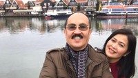 Di foto-foto liburannya, Fredrich berpose dengan istrinya.
