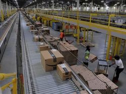 Pekerja Gudang Toko Online Ini Dibayar Ratusan Ribu Per Jam